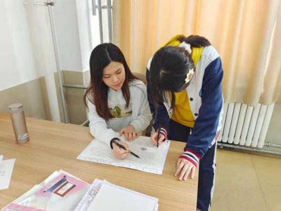 周梦鸽老师在课间为学生答疑
