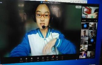 电视萤幕里有个男子&#xA;&#xA;描述已自动生成