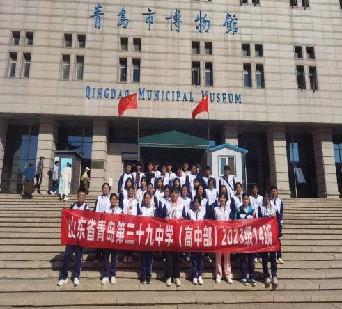 街道上有店铺的标志红色背景白色的字&#xA;&#xA;中度可信度描述已自动生成