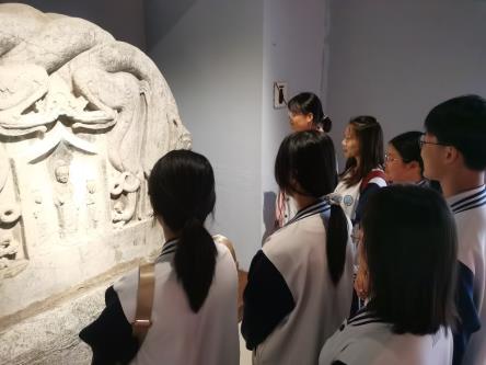 人站在墙边&#xA;&#xA;低可信度描述已自动生成