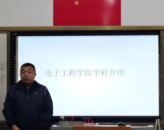 男人站在电视前&#xA;&#xA;描述已自动生成