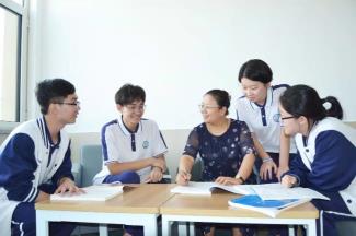 几个人在桌子前&#xA;&#xA;AI 生成的内容可能不正确。