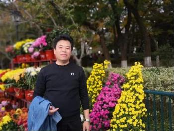 人站在花前&#xA;&#xA;AI 生成的内容可能不正确。